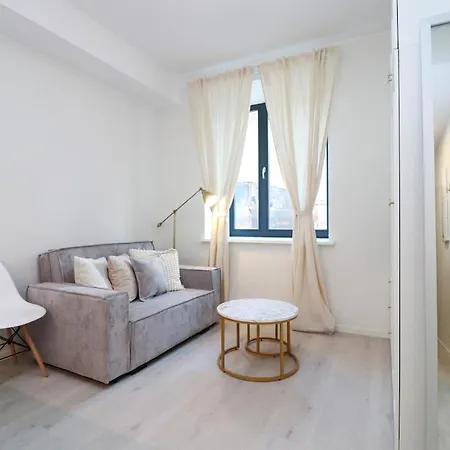 Stylish Studio, Private Parking, Washer & Dryer Apartament