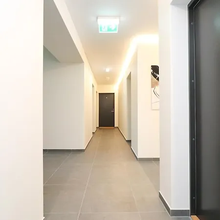 Stylish Studio, Private Parking, Washer & Dryer Apartament