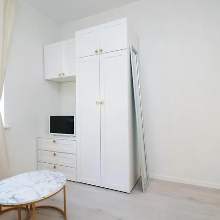 Stylish Studio, Private Parking, Washer & Dryer Apartament